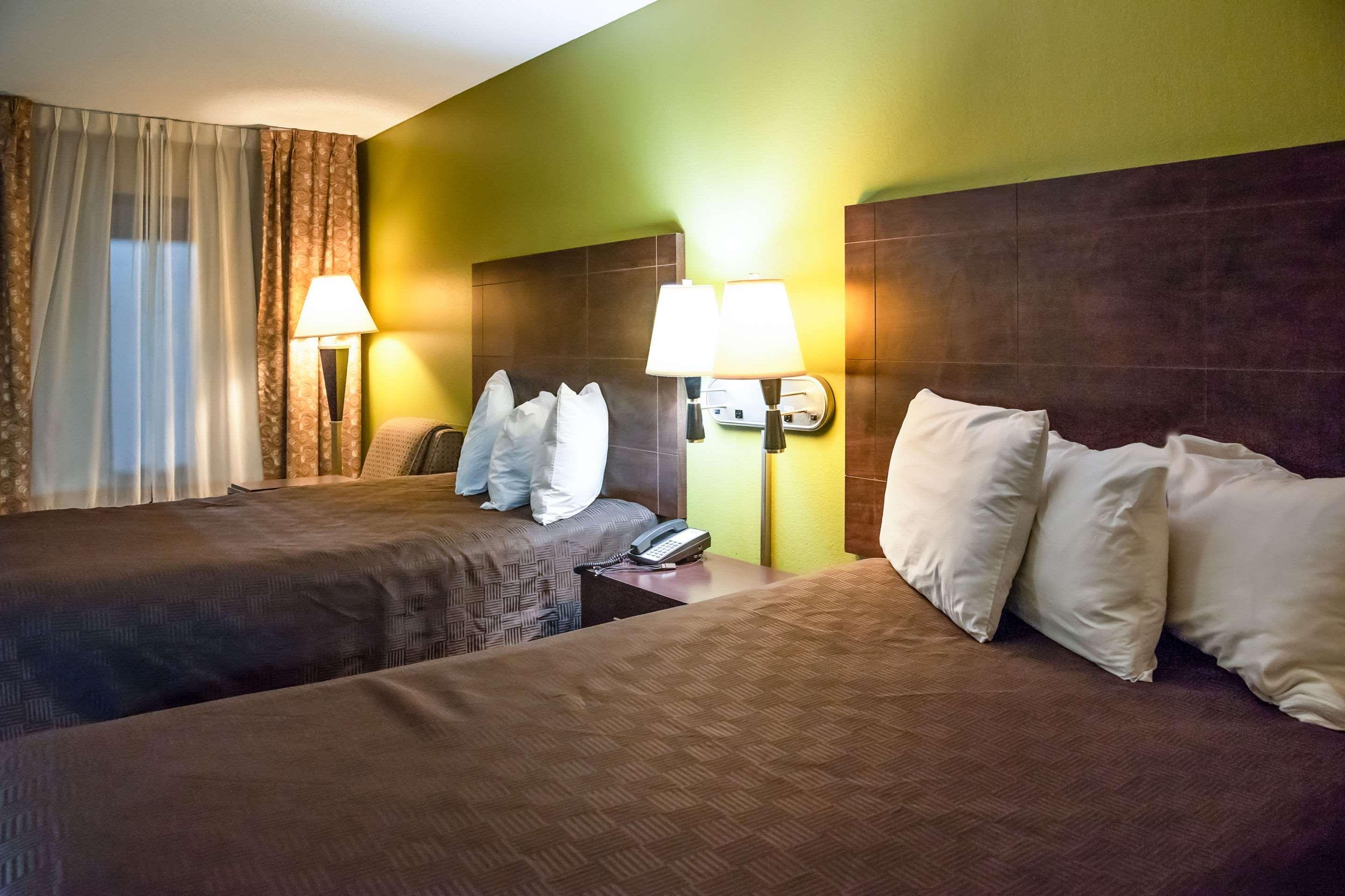Rodeway Inn & Suites Clarksville Exteriör bild
