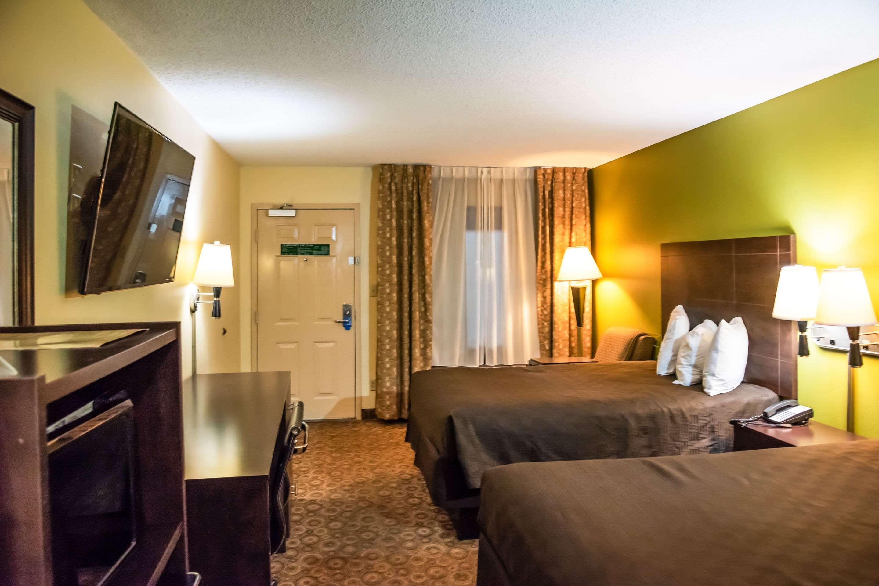 Rodeway Inn & Suites Clarksville Exteriör bild