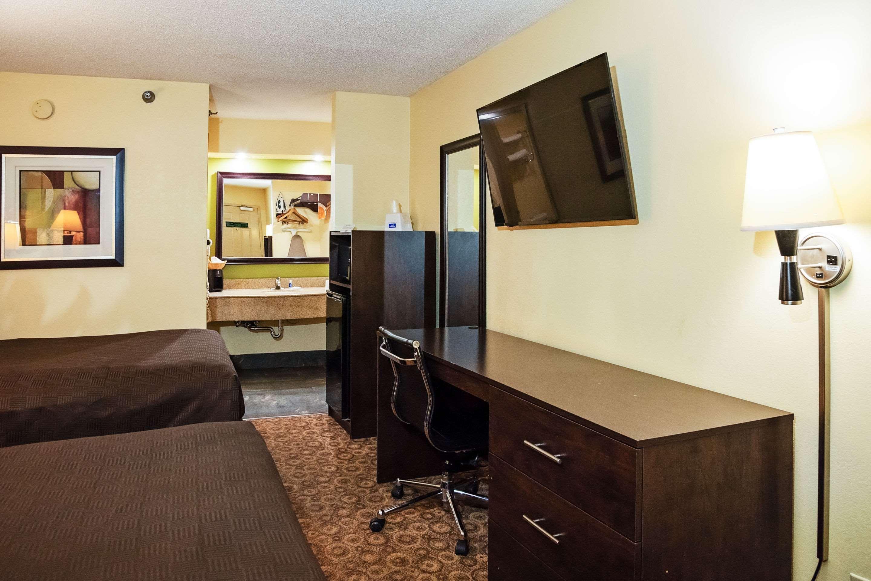 Rodeway Inn & Suites Clarksville Exteriör bild