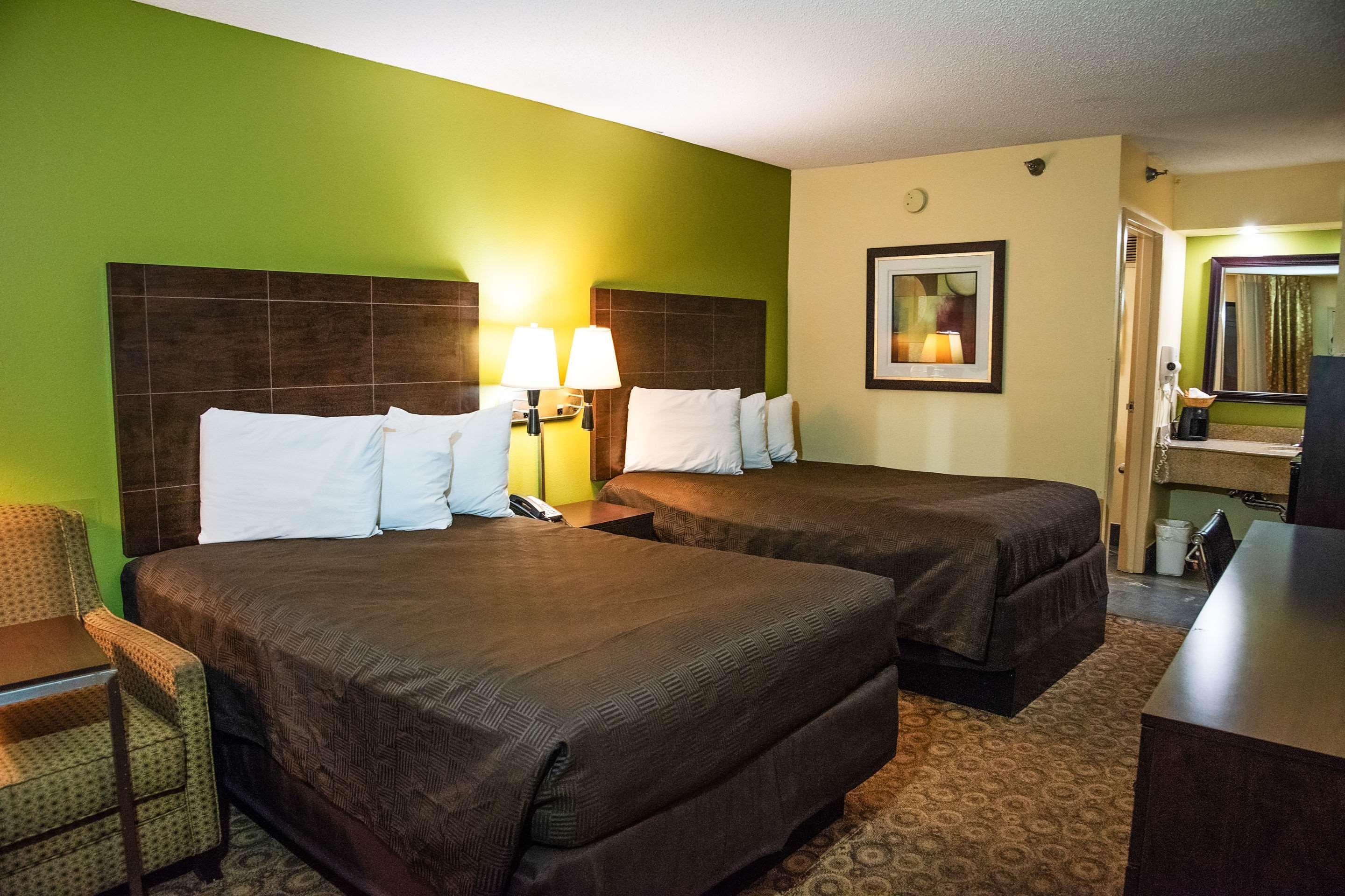 Rodeway Inn & Suites Clarksville Exteriör bild