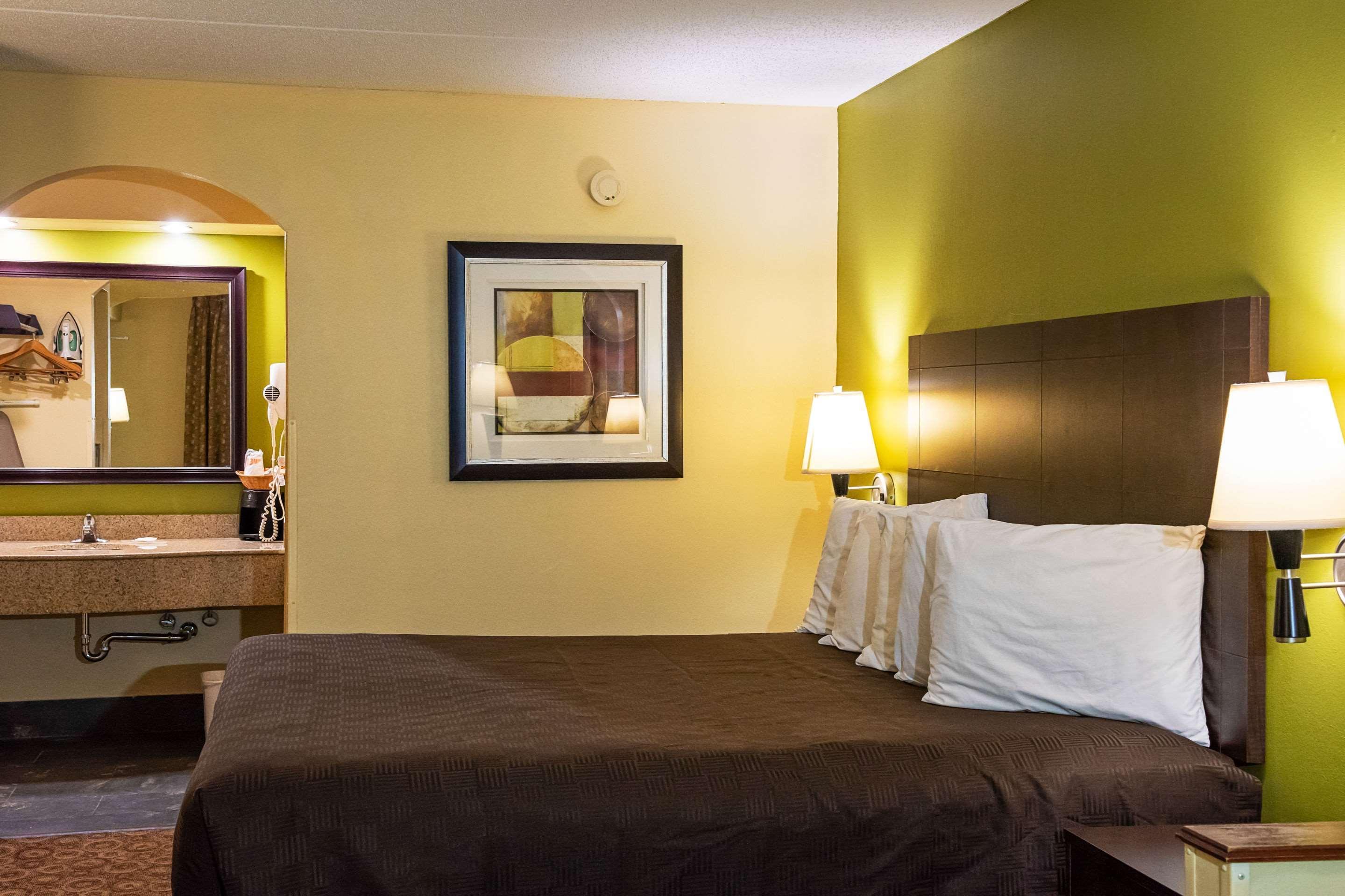 Rodeway Inn & Suites Clarksville Exteriör bild