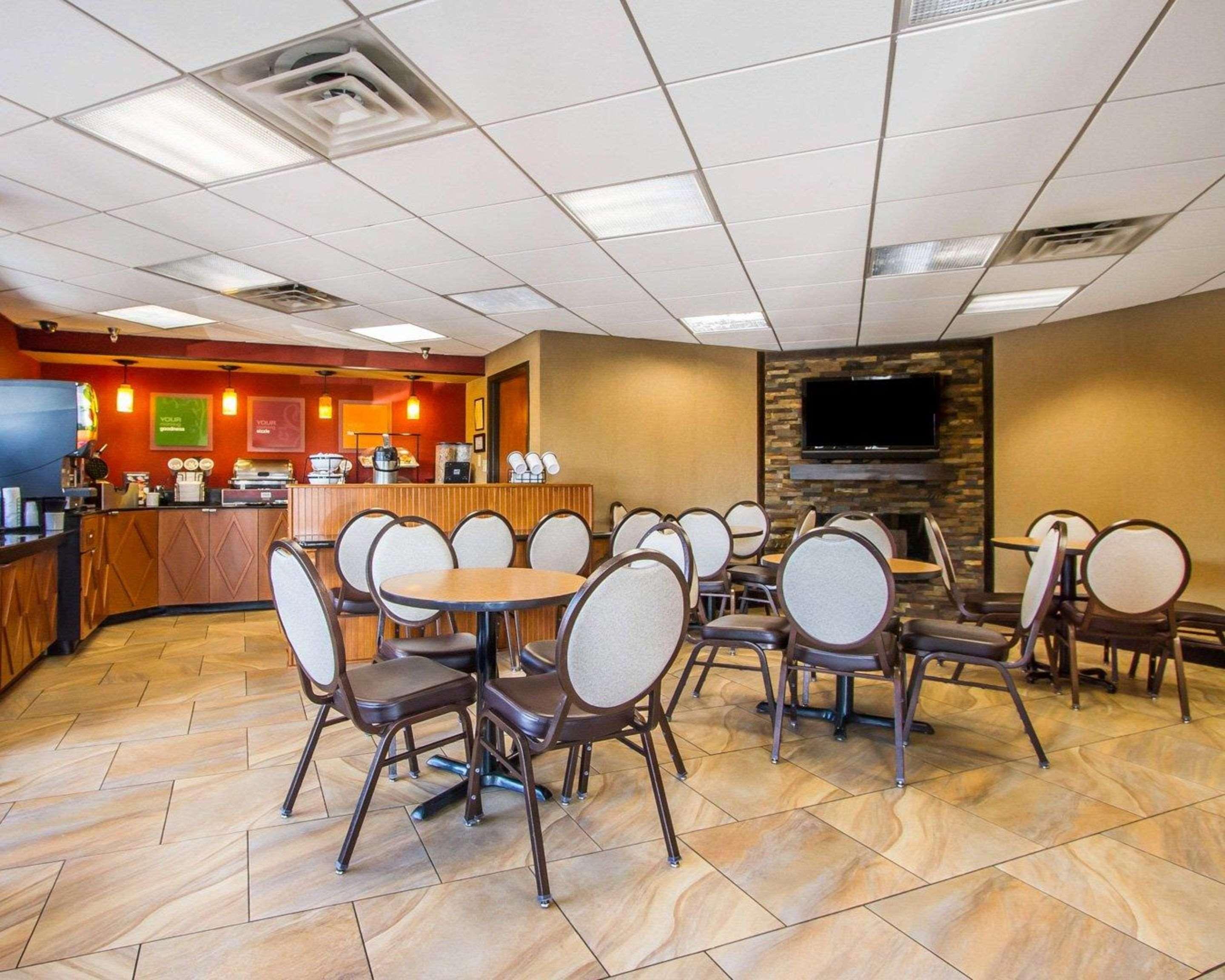 Rodeway Inn & Suites Clarksville Exteriör bild