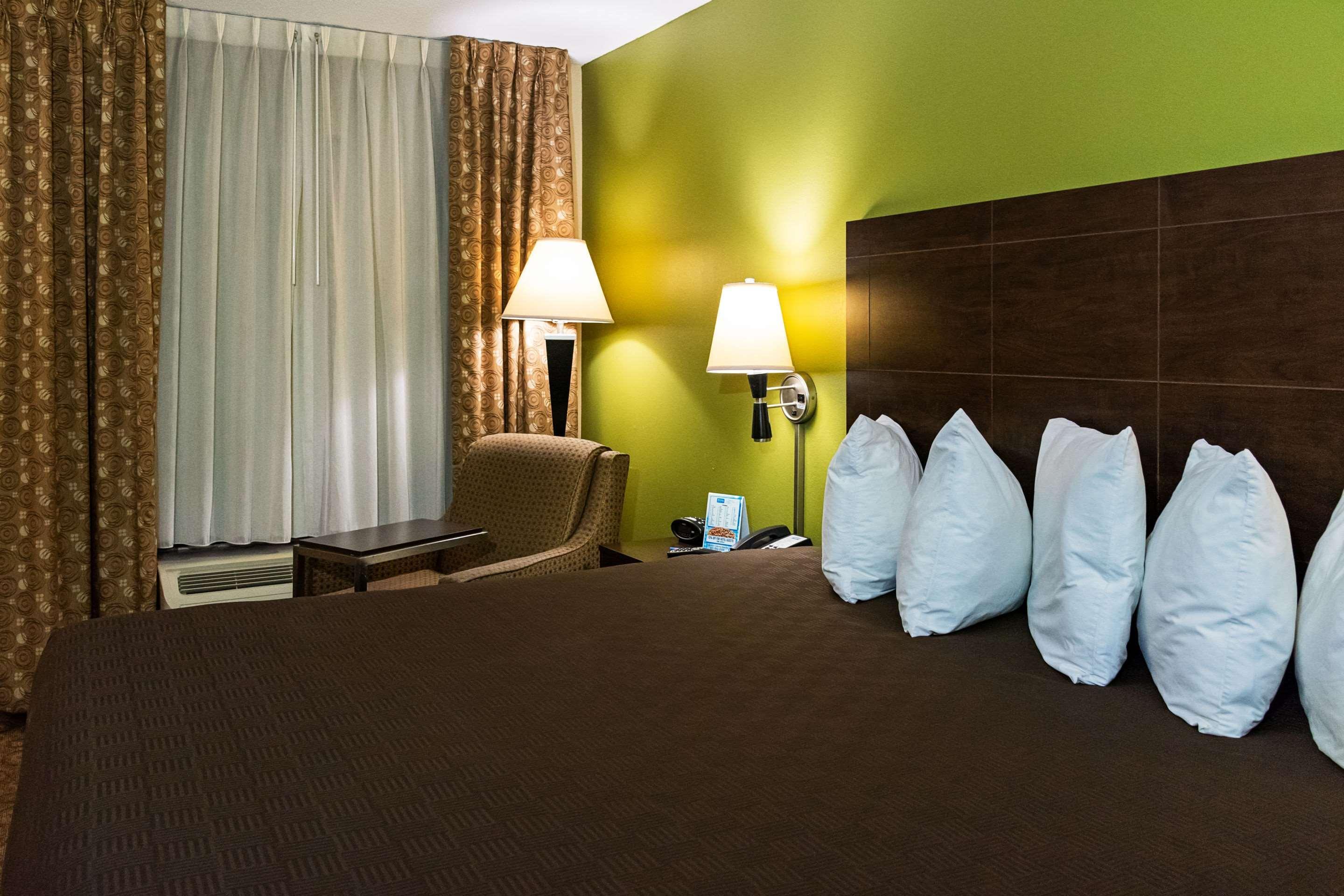 Rodeway Inn & Suites Clarksville Exteriör bild