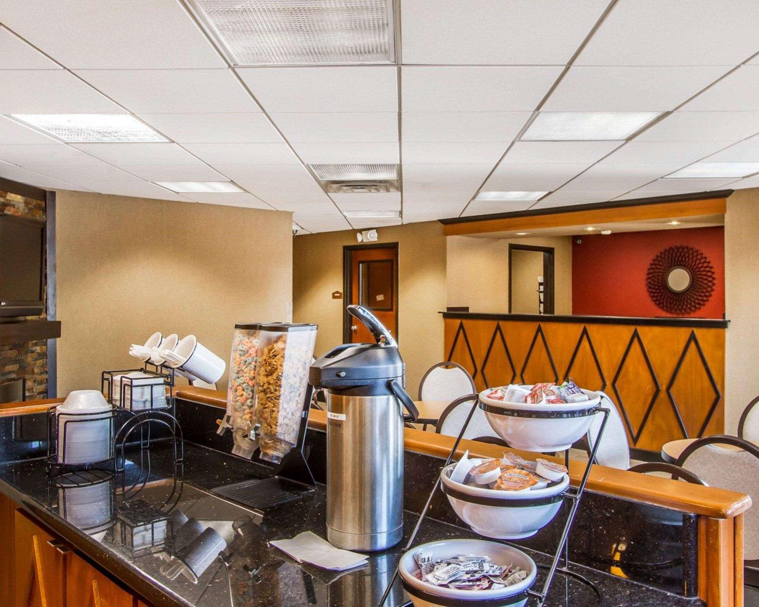 Rodeway Inn & Suites Clarksville Exteriör bild