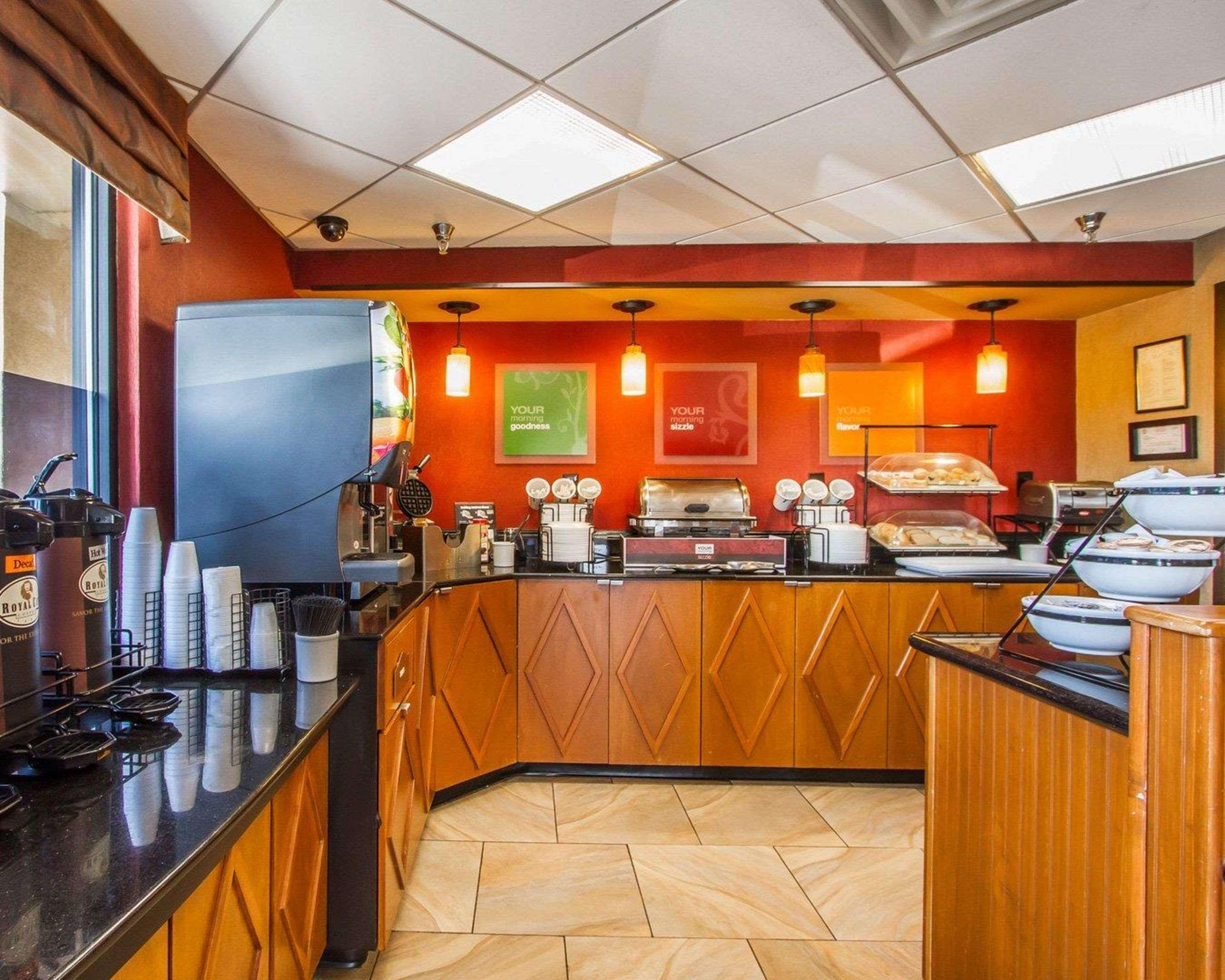 Rodeway Inn & Suites Clarksville Exteriör bild