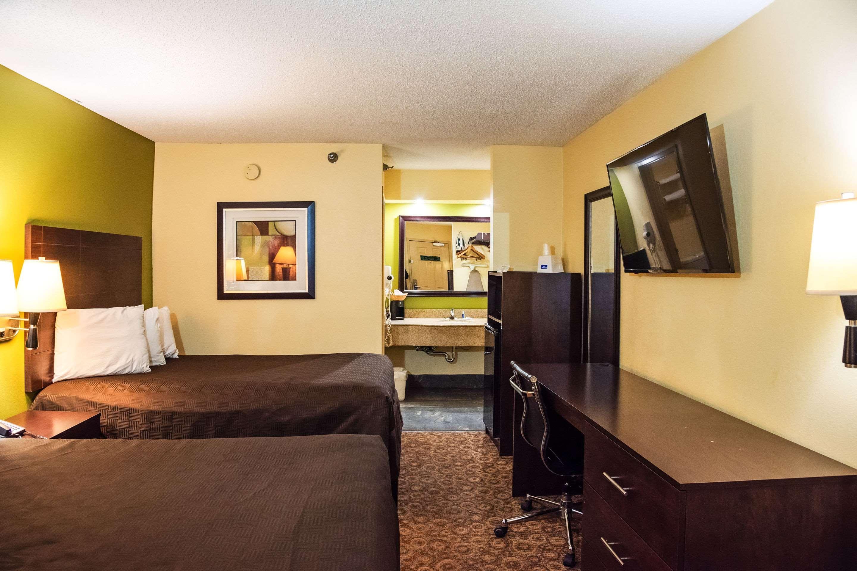 Rodeway Inn & Suites Clarksville Exteriör bild