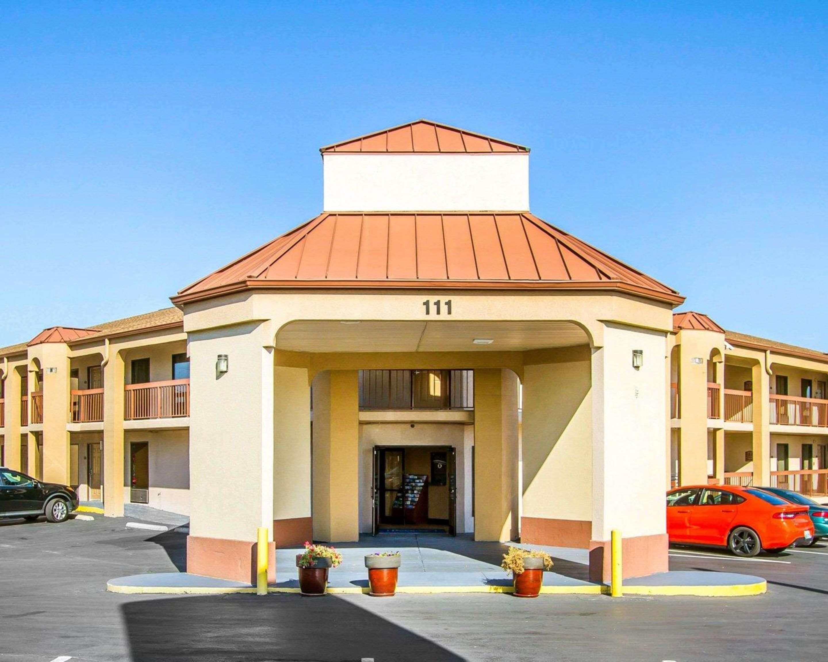 Rodeway Inn & Suites Clarksville Exteriör bild