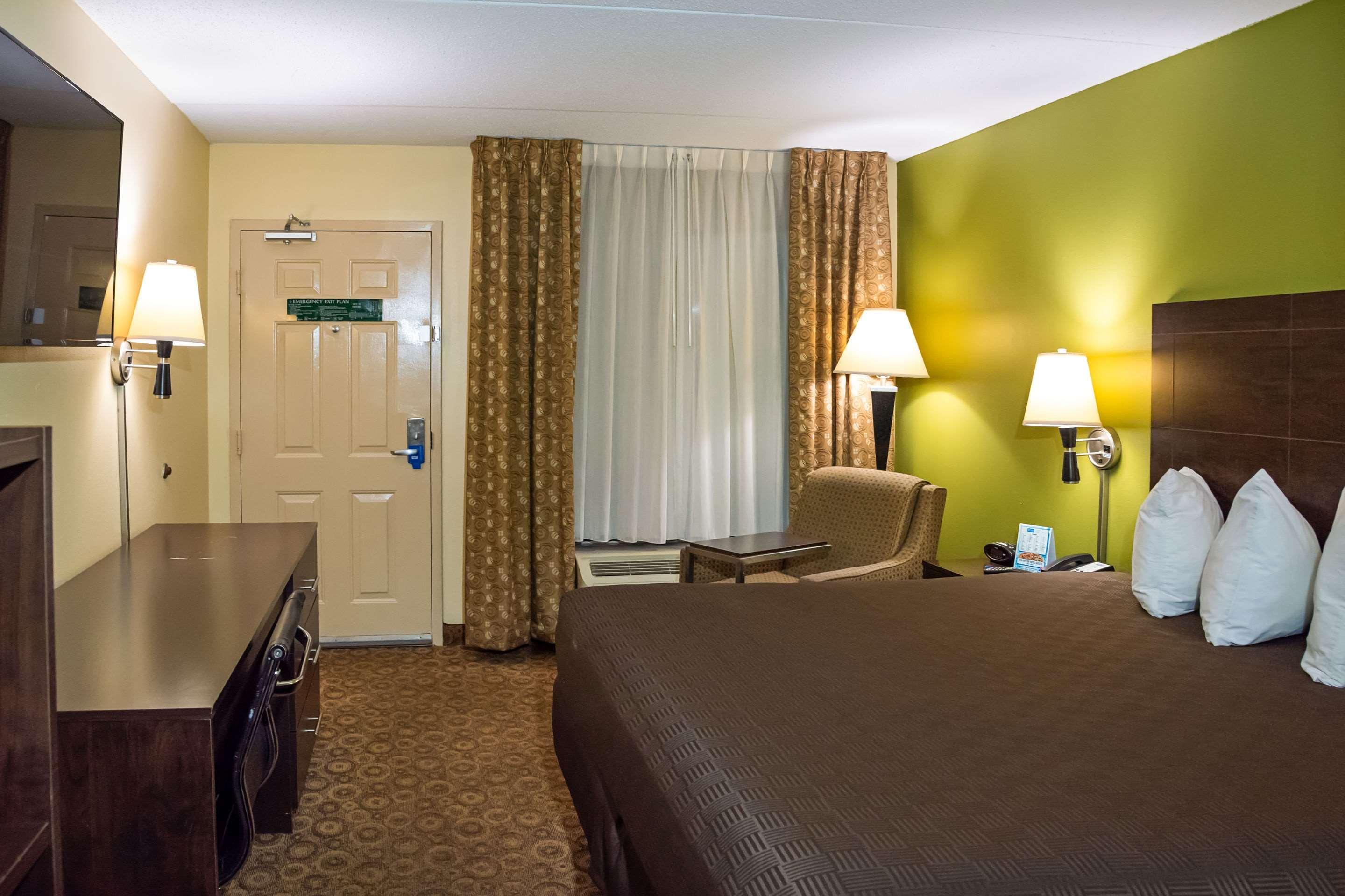 Rodeway Inn & Suites Clarksville Exteriör bild