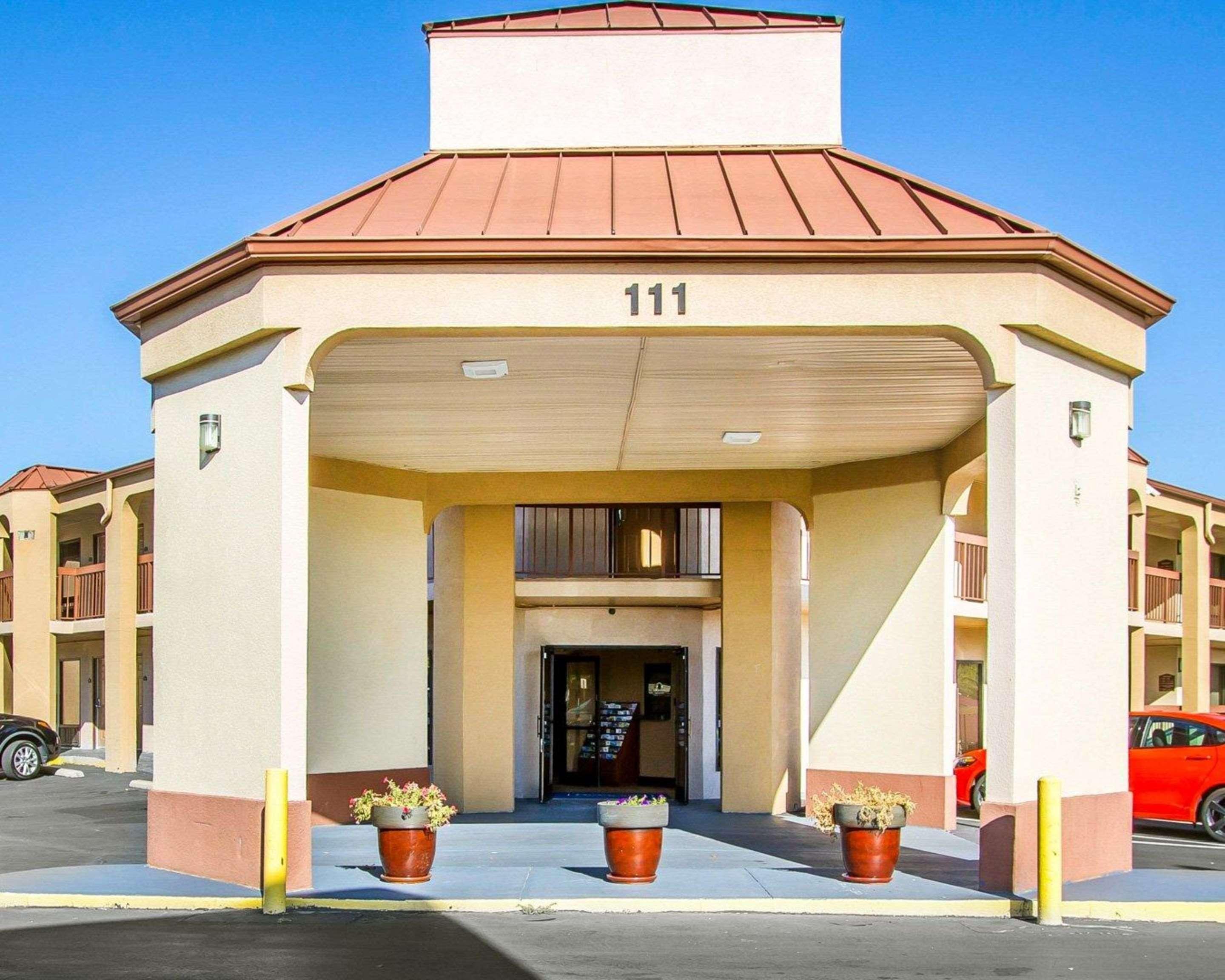 Rodeway Inn & Suites Clarksville Exteriör bild