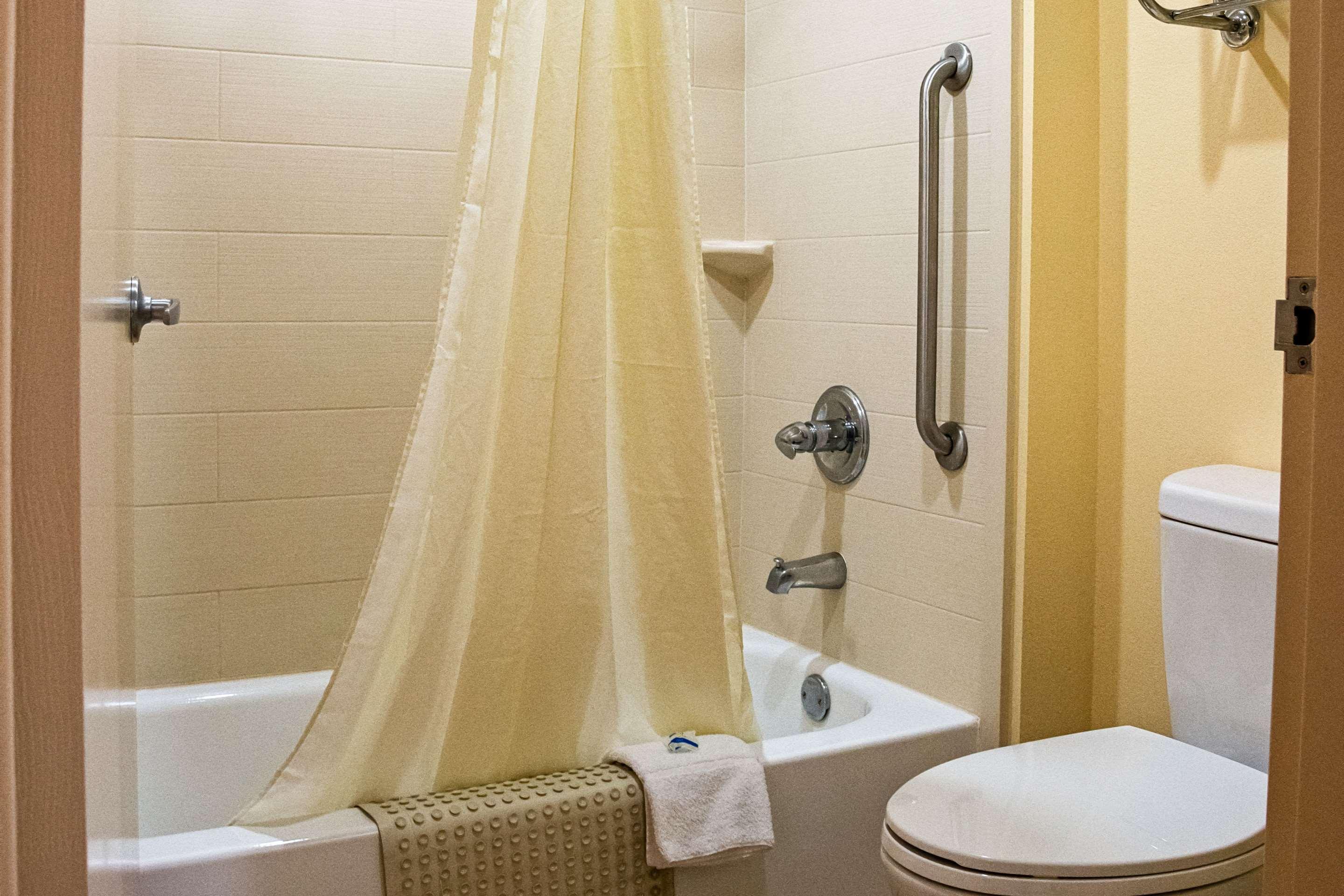 Rodeway Inn & Suites Clarksville Exteriör bild