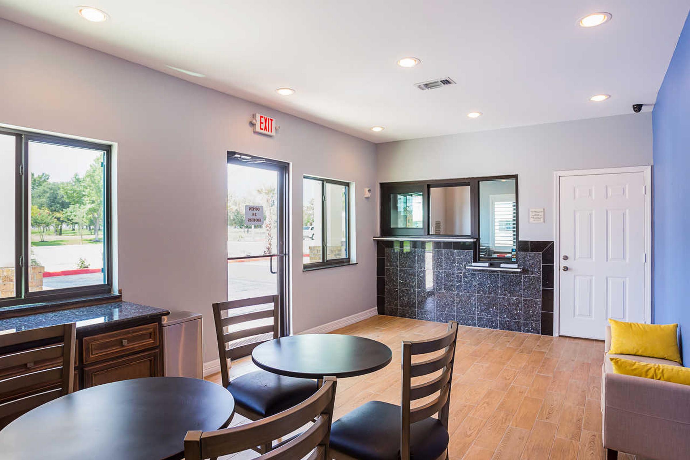 Rodeway Inn & Suites Clarksville Exteriör bild
