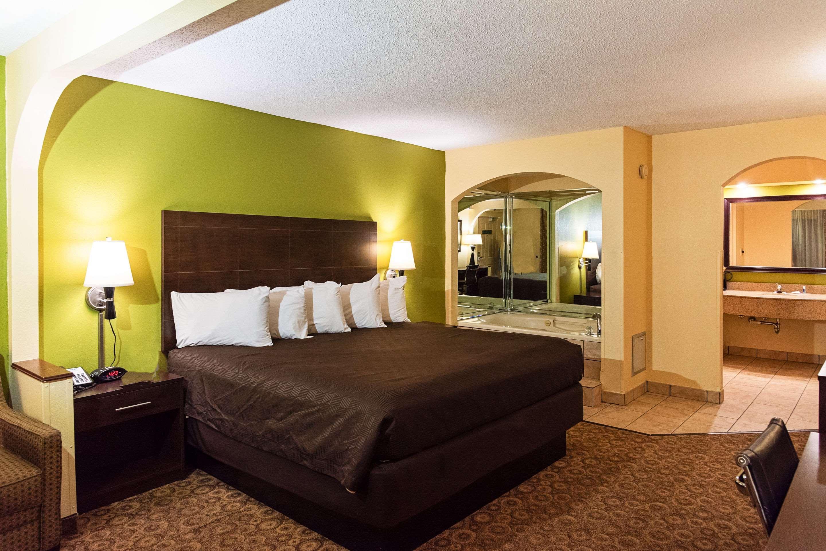 Rodeway Inn & Suites Clarksville Exteriör bild