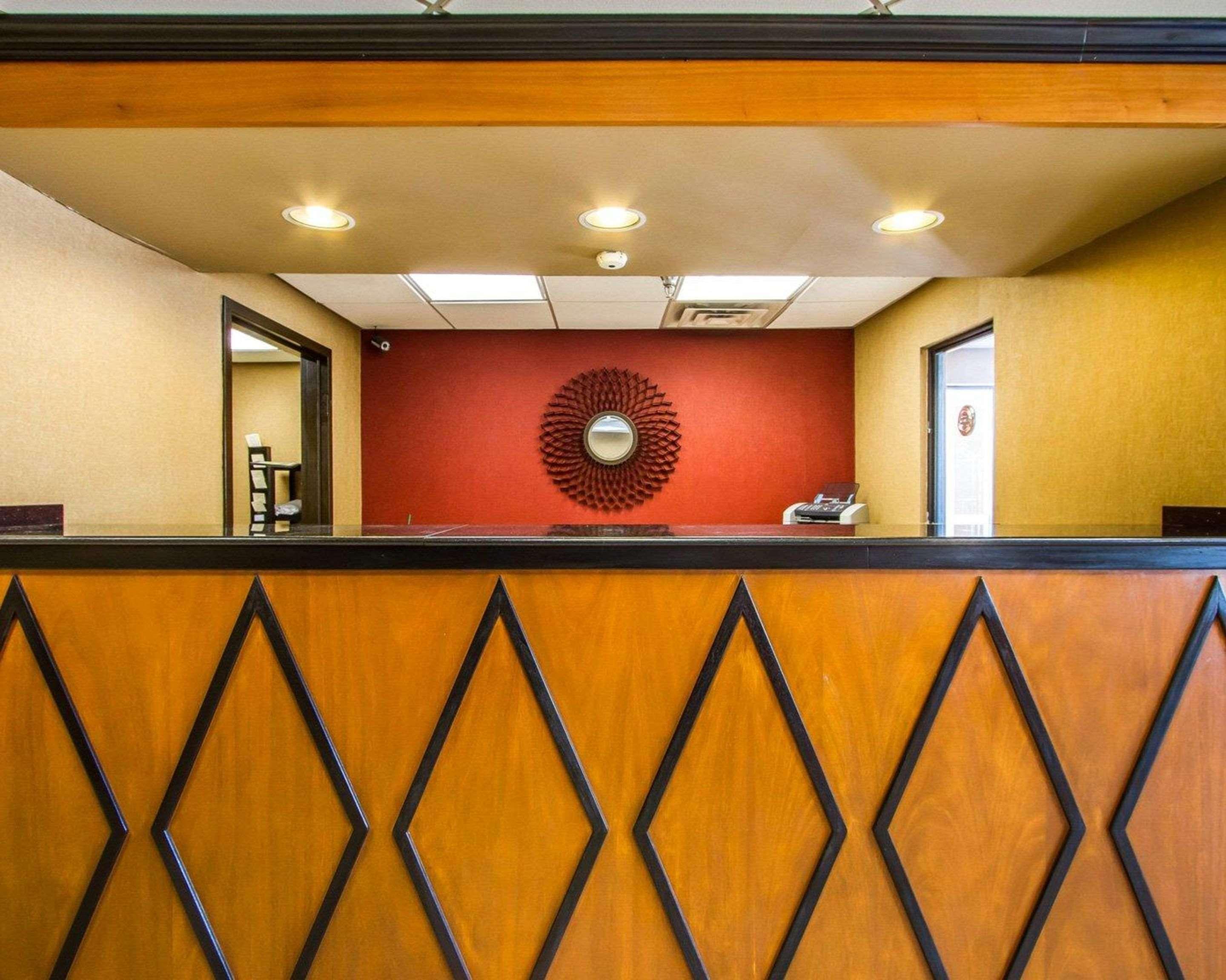 Rodeway Inn & Suites Clarksville Exteriör bild