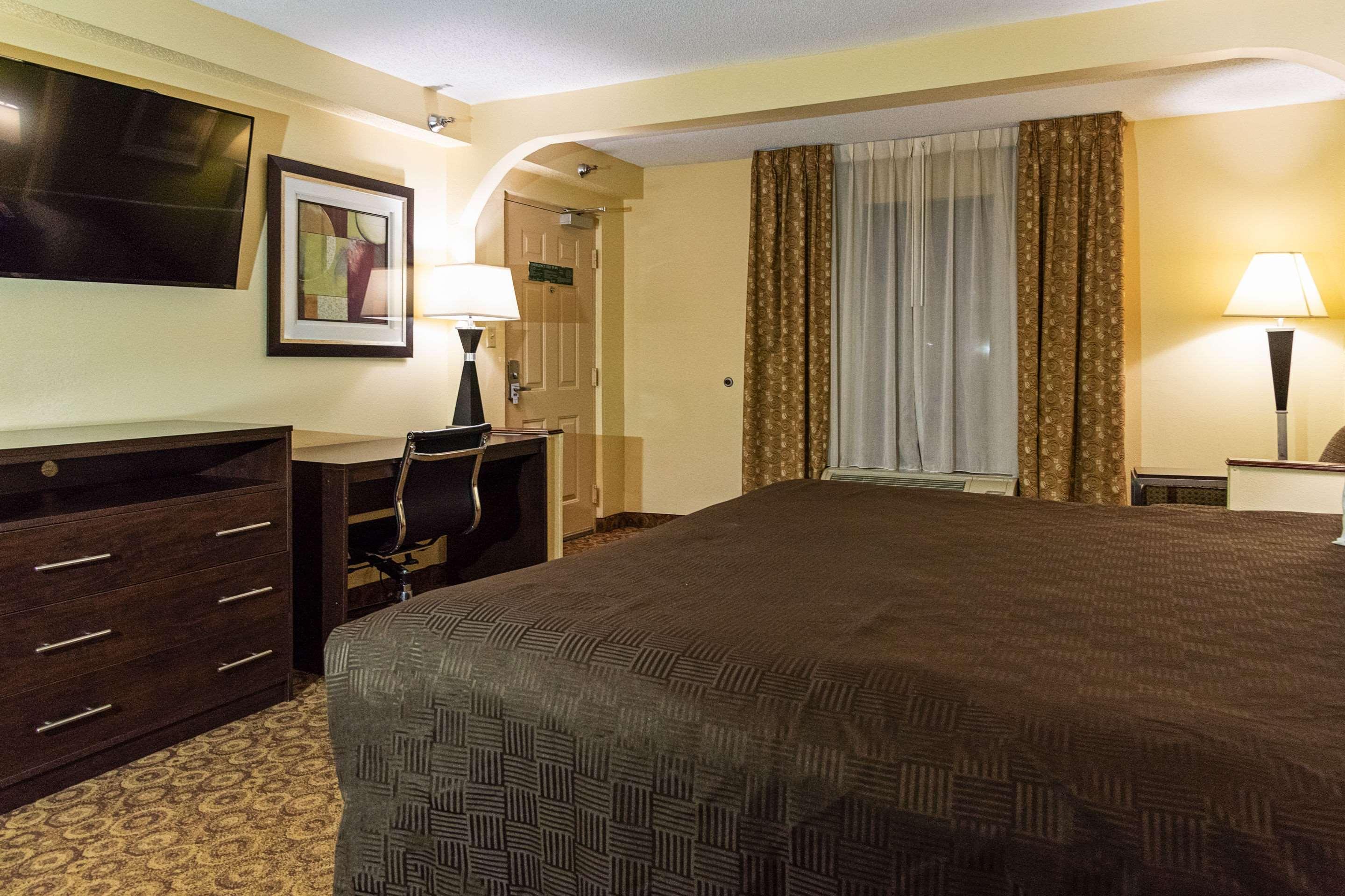 Rodeway Inn & Suites Clarksville Exteriör bild
