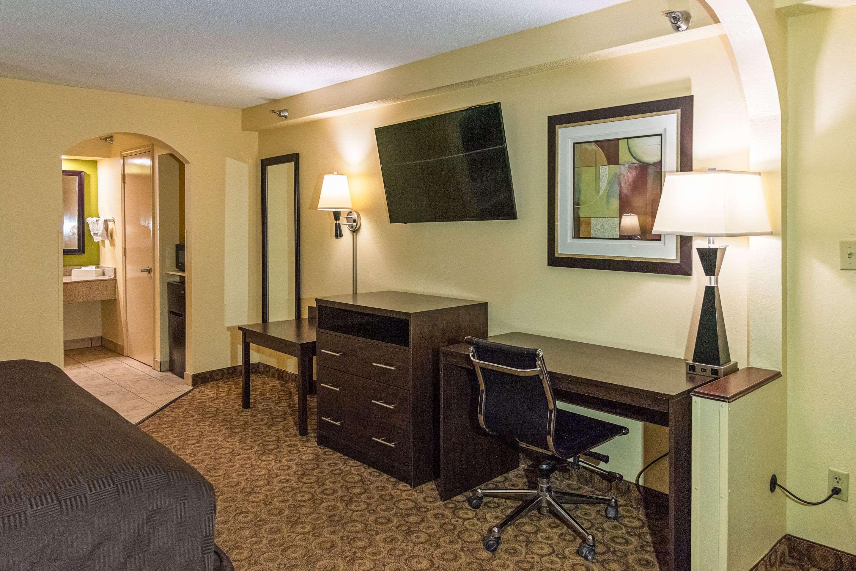 Rodeway Inn & Suites Clarksville Exteriör bild