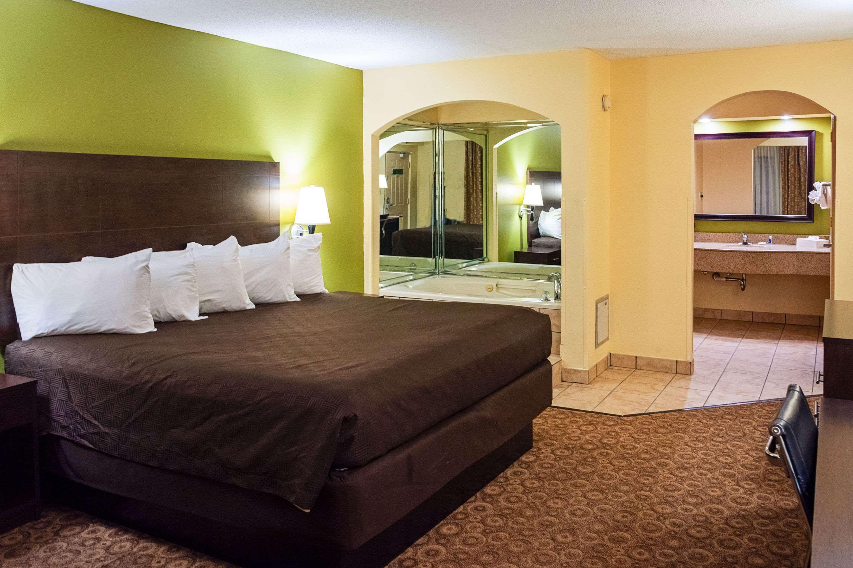 Rodeway Inn & Suites Clarksville Exteriör bild