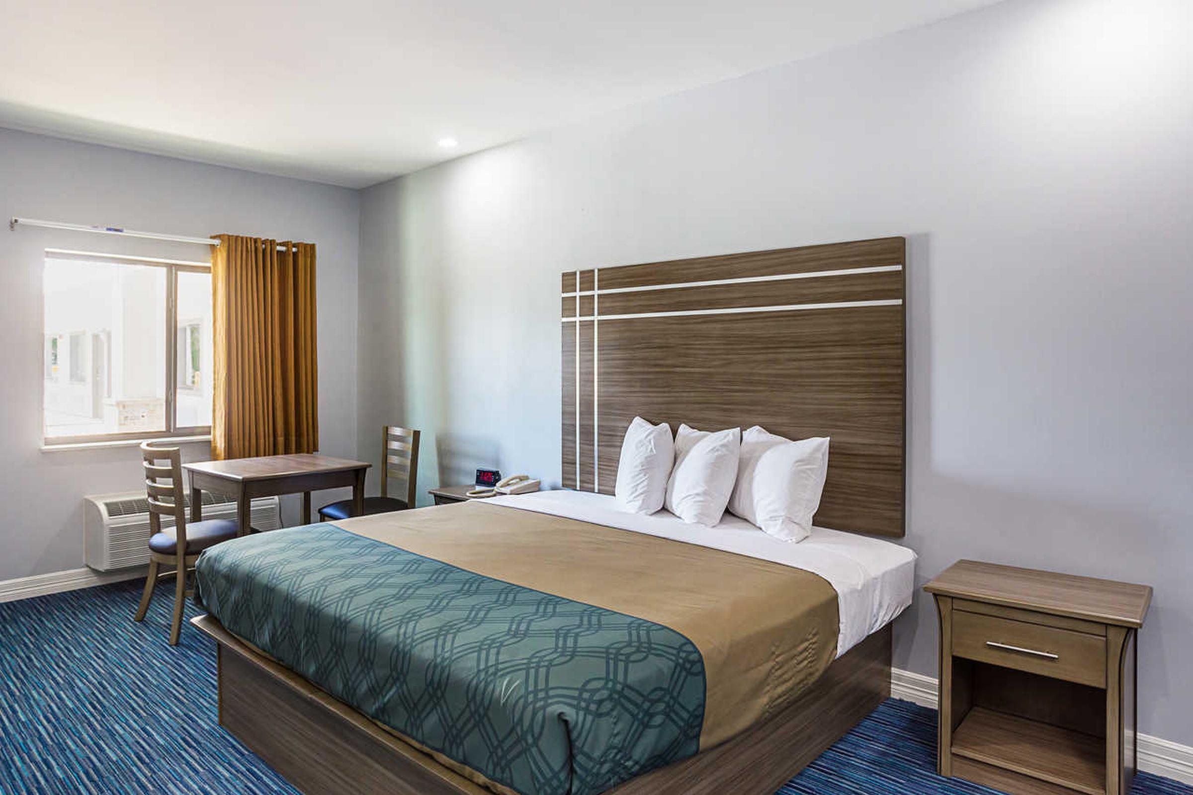 Rodeway Inn & Suites Clarksville Exteriör bild