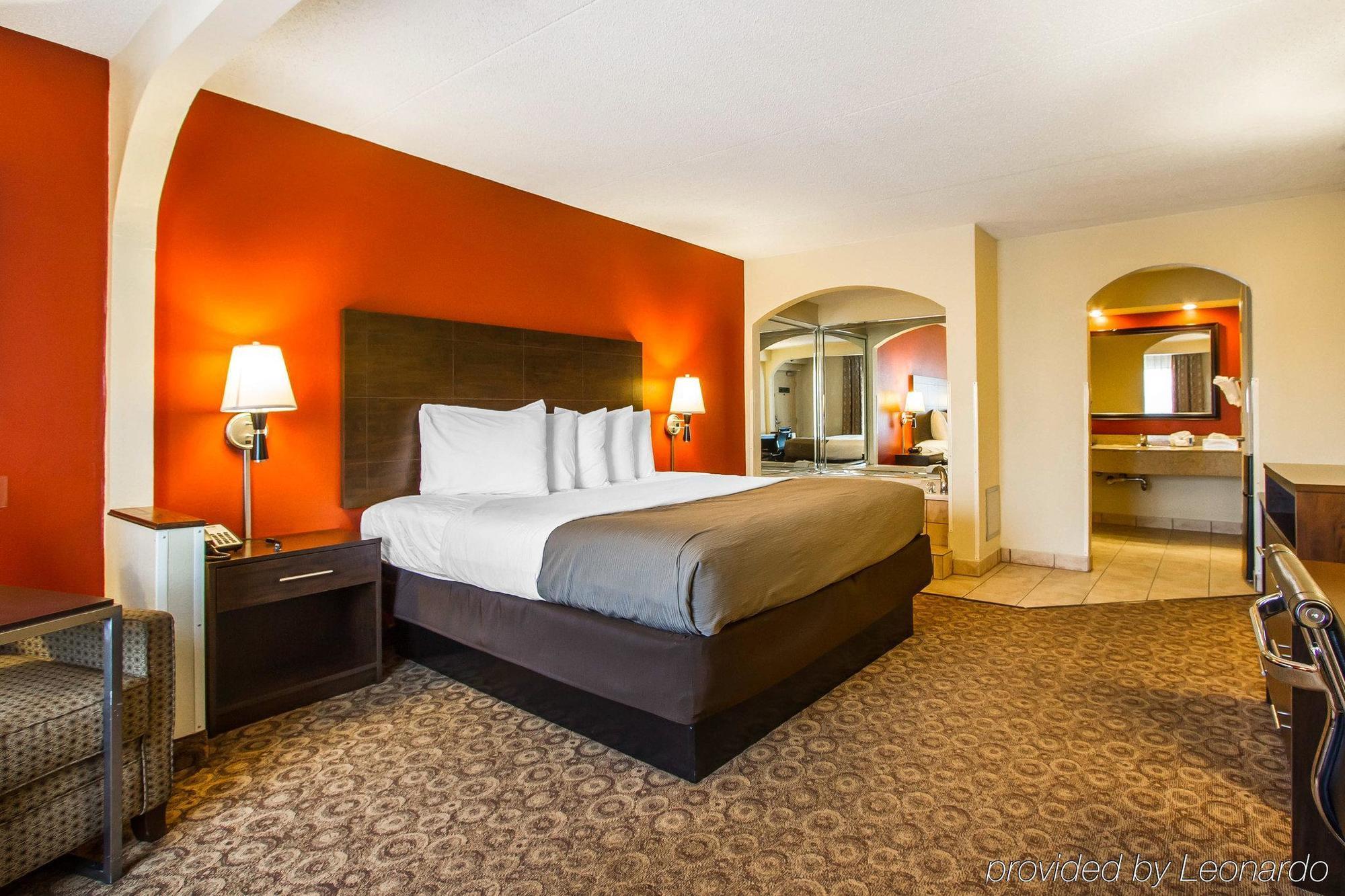 Rodeway Inn & Suites Clarksville Exteriör bild