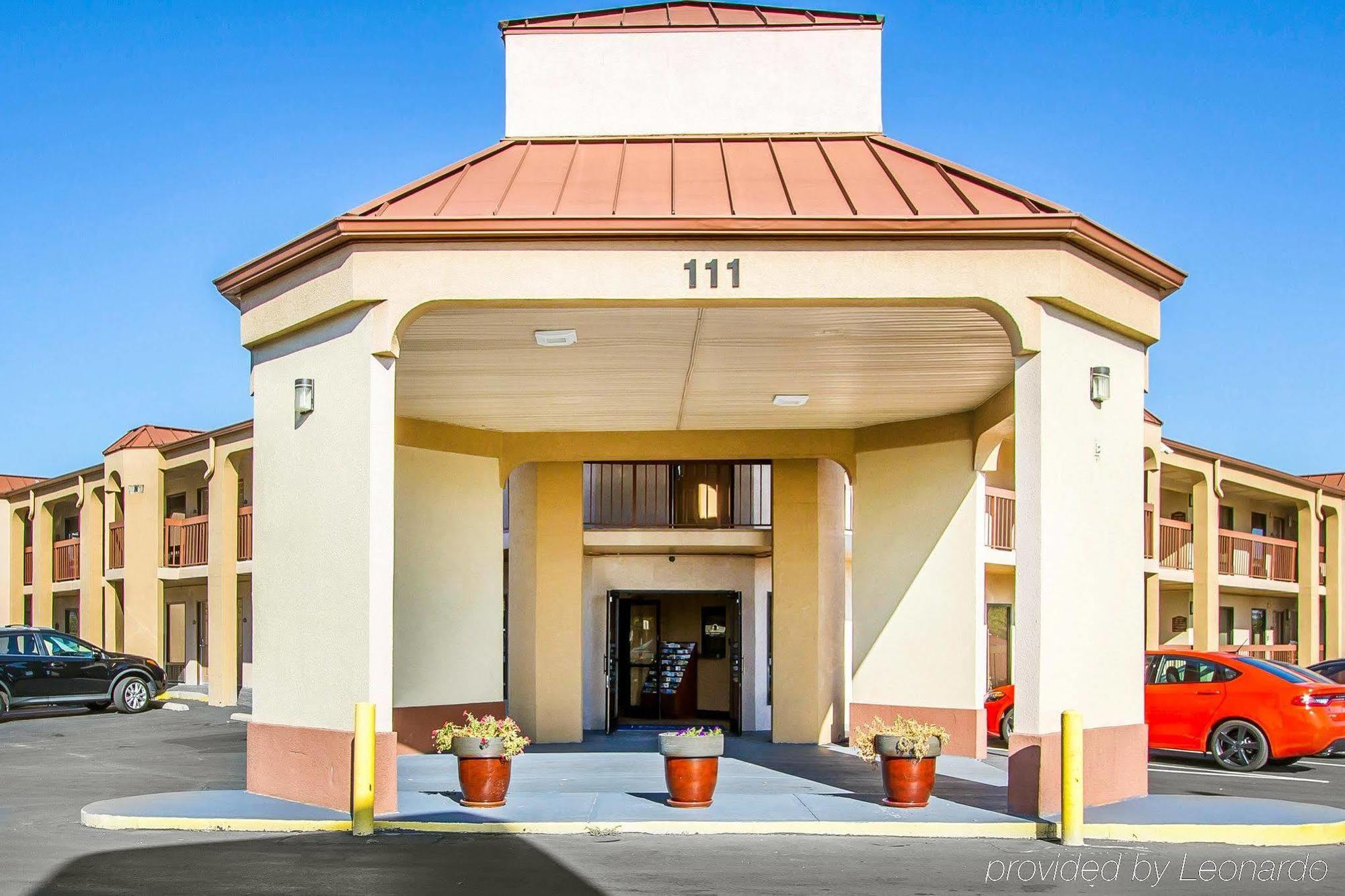 Rodeway Inn & Suites Clarksville Exteriör bild