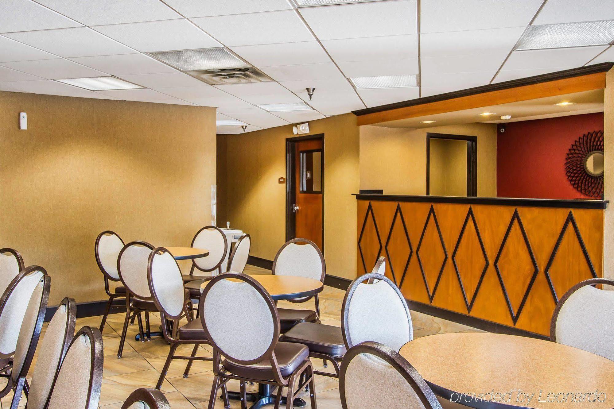 Rodeway Inn & Suites Clarksville Exteriör bild
