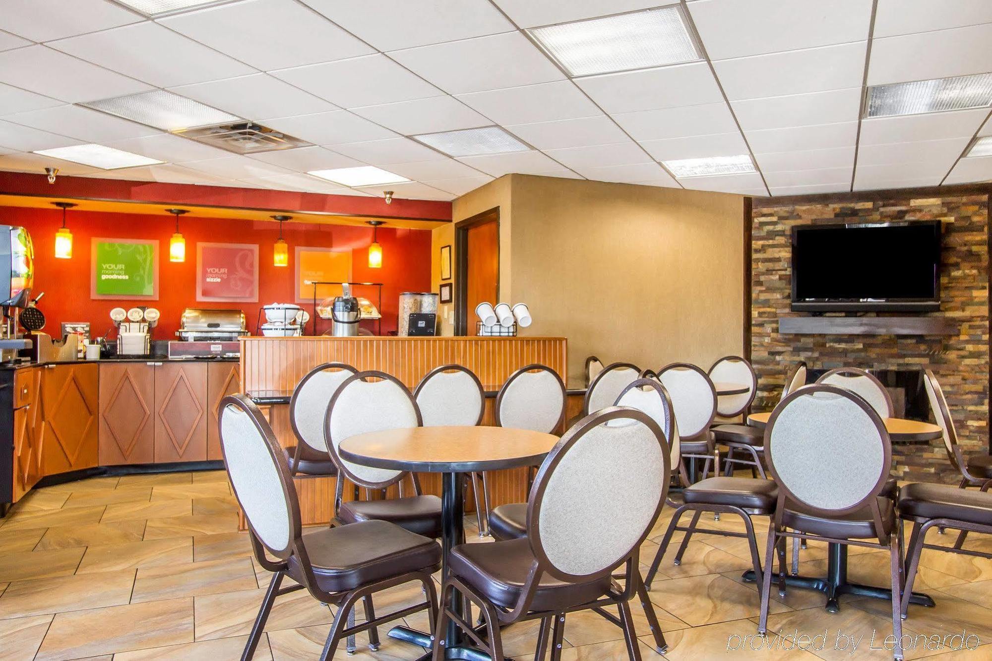 Rodeway Inn & Suites Clarksville Exteriör bild