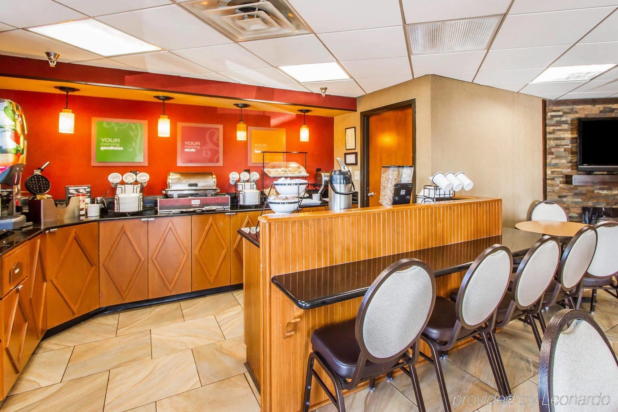 Rodeway Inn & Suites Clarksville Exteriör bild