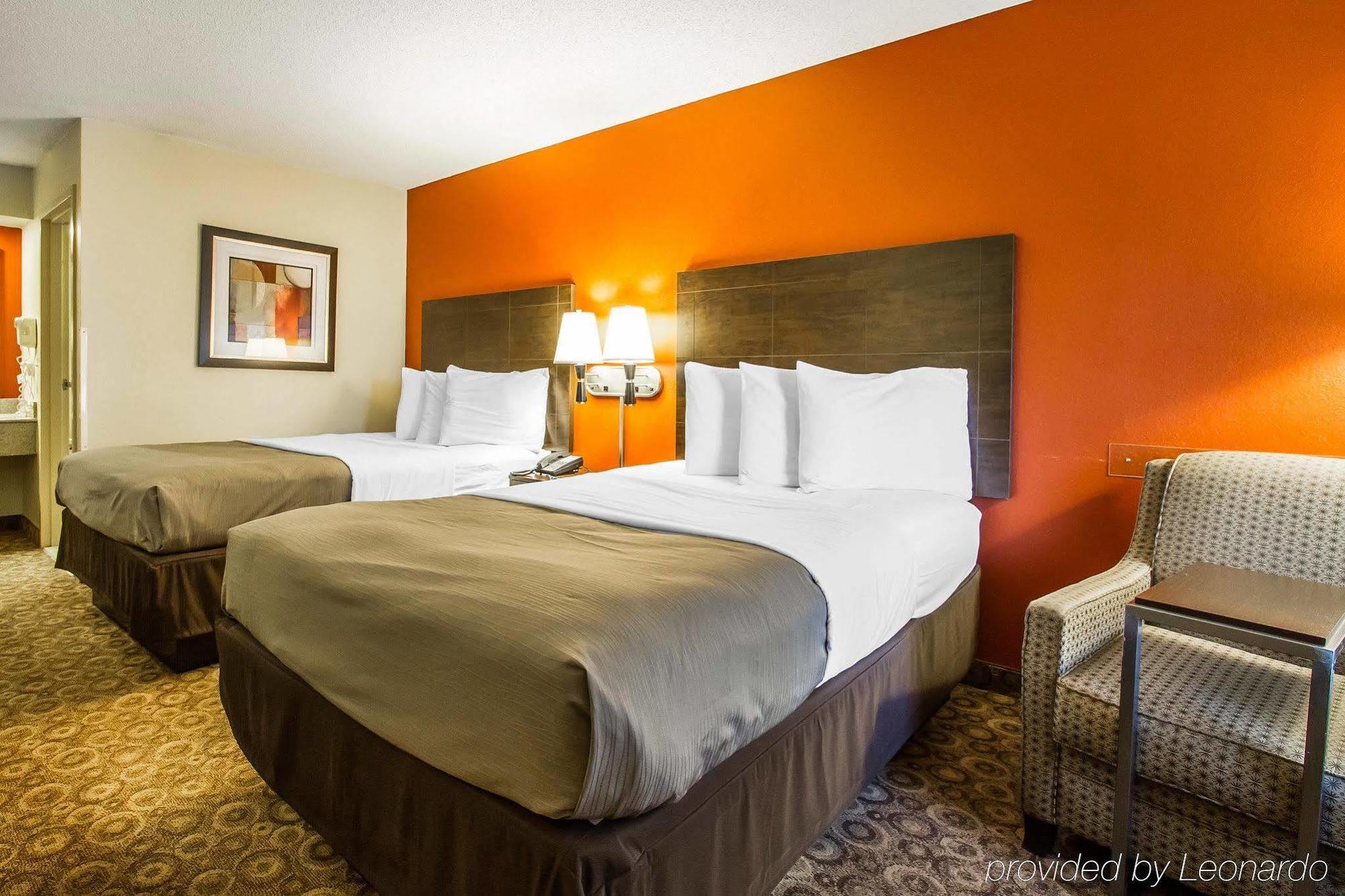 Rodeway Inn & Suites Clarksville Exteriör bild