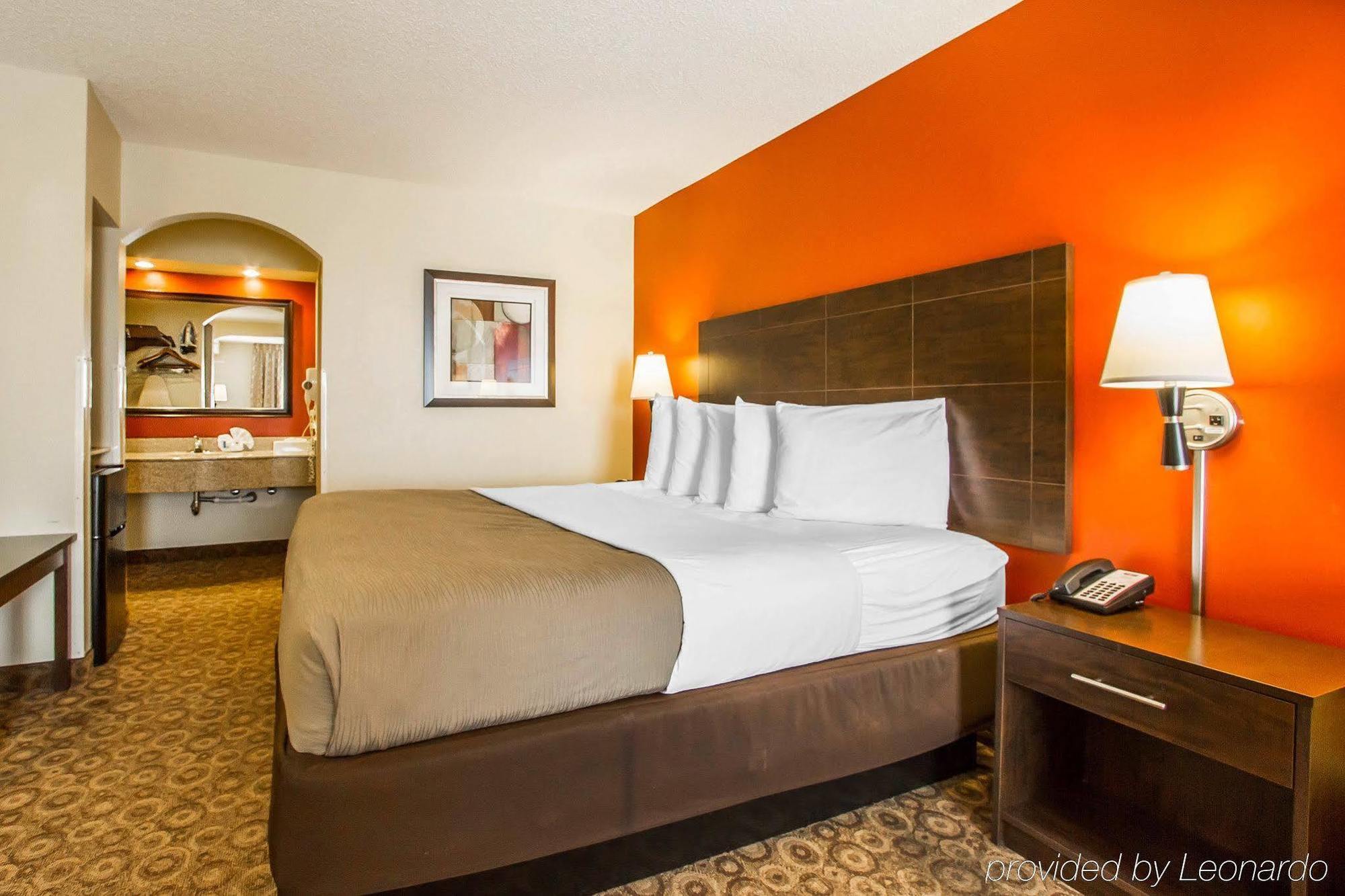 Rodeway Inn & Suites Clarksville Exteriör bild