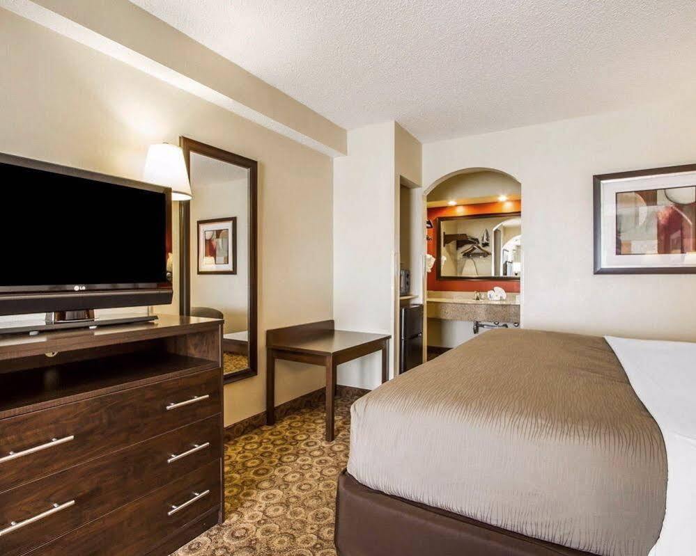 Rodeway Inn & Suites Clarksville Exteriör bild