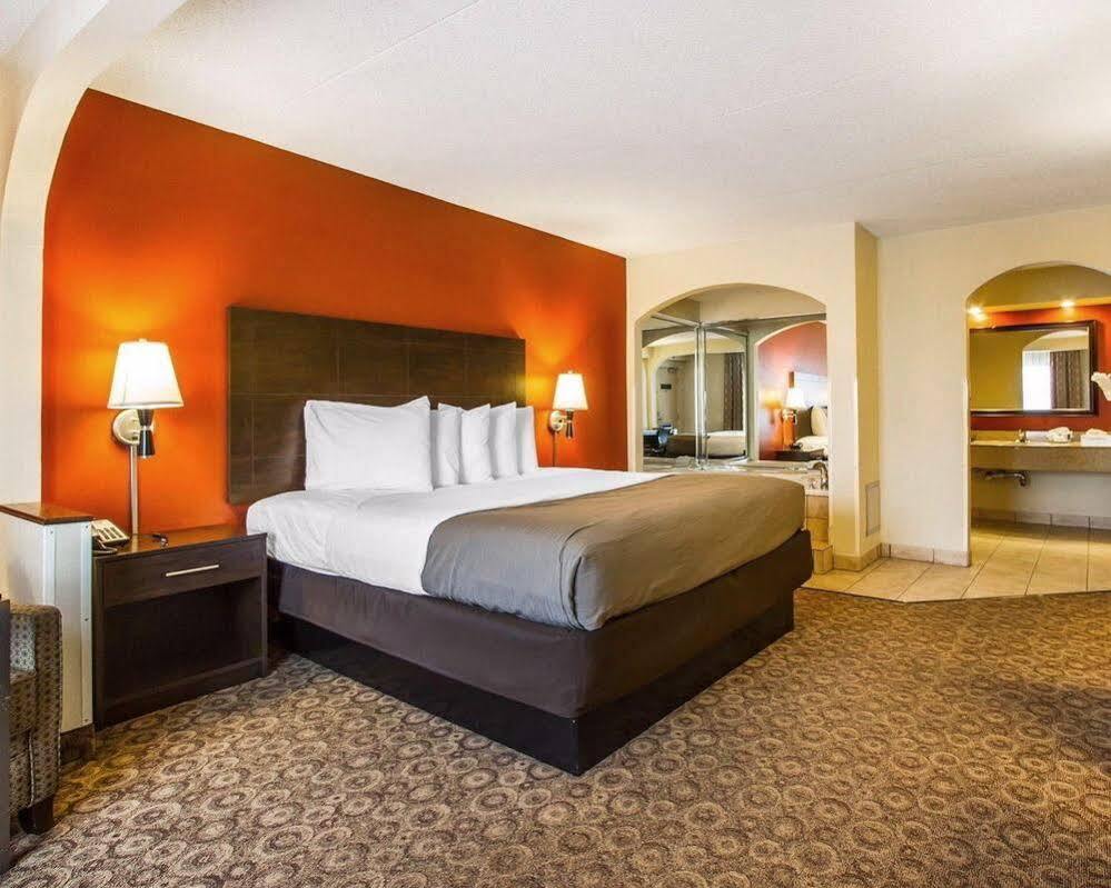 Rodeway Inn & Suites Clarksville Exteriör bild