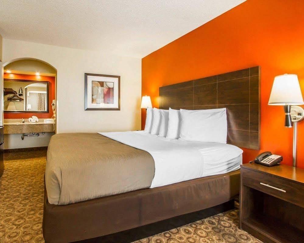 Rodeway Inn & Suites Clarksville Exteriör bild
